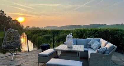 Idyllic Country House, Hot Tub, Games Room, Tranquil Setting, Views, Vineyards