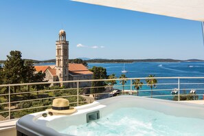 Outdoor spa tub - Villa Livia Hvar is close to the beach and the Old Town of Hvar. (Hvar)