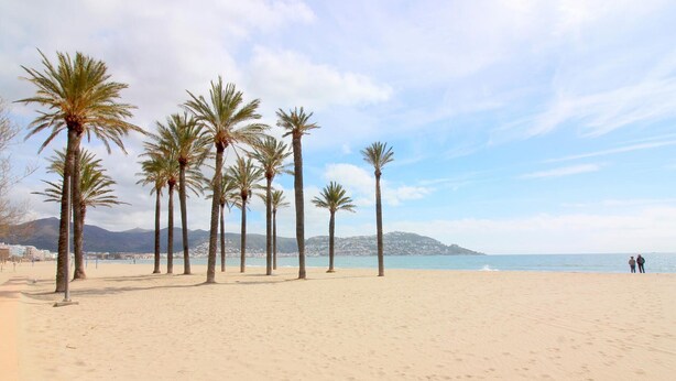 Beach - Seafront Apartment with Pool in Santa Margarita, Roses (Roses)