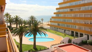 Property grounds - Seafront Apartment with Pool in Santa Margarita, Roses (Roses)