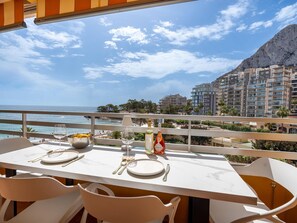 Outdoor dining - Luxury Beachfront Apartment with Pool in Calpe for 4 Guests (Calpe)