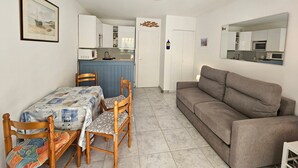 Unclassified image, 4 of 10, button - "Charming Studio Near Beach & Town Center, Saint-Georges-de-Didonne" (Saint-Georges-de-Didonne)