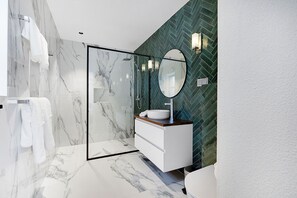 Shower, hair dryer, towels