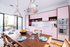 Refrigerador, microondas, horno y lavavajillas 