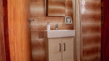 SĂšche-cheveux, serviettes fournies, savon, papier toilette