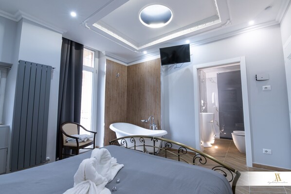 Loftsrom – deluxe | Minibarvarer (inkludert), safe på rommet og individuelt dekorert