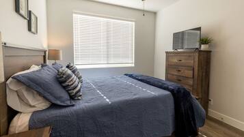 2 bedrooms, desk, iron/ironing board, WiFi