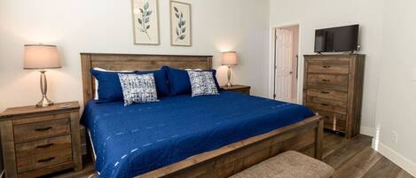 2 bedrooms, desk, iron/ironing board, WiFi