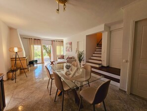 Casa, 4 habitaciones, fumadores, piscina privada | Restauración