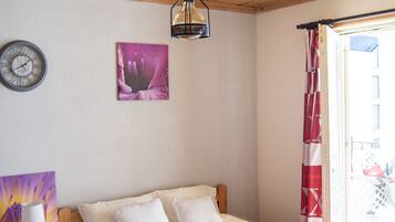 5 habitaciones, tabla de planchar con plancha, wifi y ropa de cama