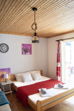 5 bedrooms, iron/ironing board, WiFi, bed sheets