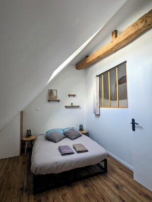 3 bedrooms, desk, iron/ironing board, travel cot