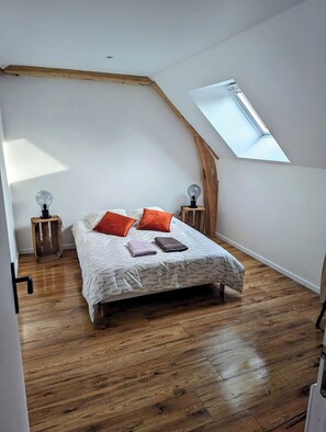 3 bedrooms, desk, iron/ironing board, travel cot