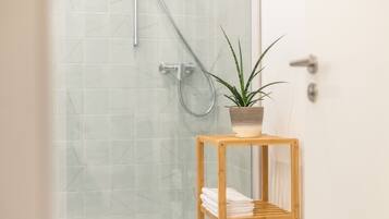 Dusche, kostenlose Toilettenartikel, Haartrockner, Hausschuhe