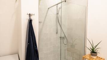 Chuveiro, secador de cabelo, toalhas de banho, sabonete