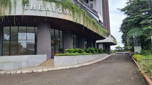 Deluxe Studio, 1 King Bed, City View | Garden view