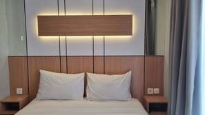 Deluxe Studio, 1 King Bed, City View | Egyptian cotton sheets, premium bedding, memory foam beds, desk