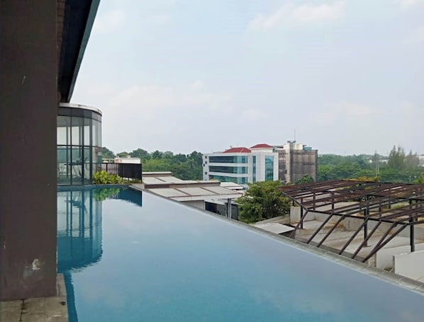 Una piscina al aire libre