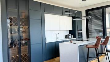 Fridge, oven, stovetop, dishwasher