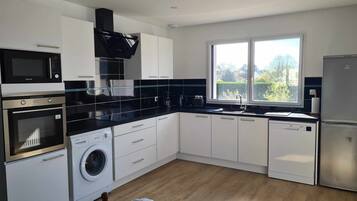 Een koelkast, een microgolfoven, een oven, een kookplaat