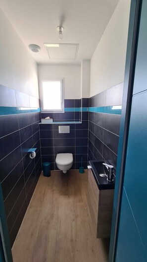 Een douche, een haardroger, handdoeken, zeep
