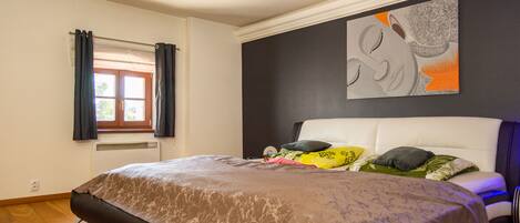 5 bedrooms, WiFi, bed sheets