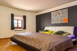 5 bedrooms, WiFi, bed sheets