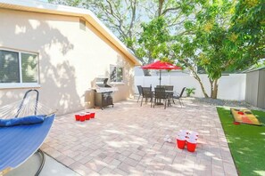 Outdoor dining - Pool Table, Minigolf, Games @ Pondside FunHouse (Pinellas Park)