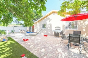 Outdoor dining - Pool Table, Minigolf, Games @ Pondside FunHouse (Pinellas Park)