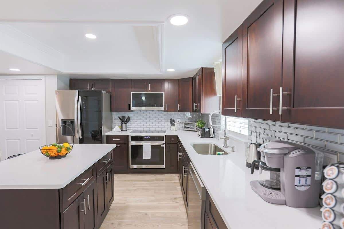 Jääkaappi, mikroaaltouuni, uuni, liesi