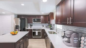 Kjøleskap, mikrobølgeovn, ovn og kokeplater