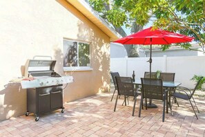 Outdoor dining - Pool Table, Minigolf, Games @ Pondside FunHouse (Pinellas Park)