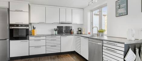 Kühlschrank, Geschirrspüler, Wasserkocher mit Kaffee-/Teezubehör