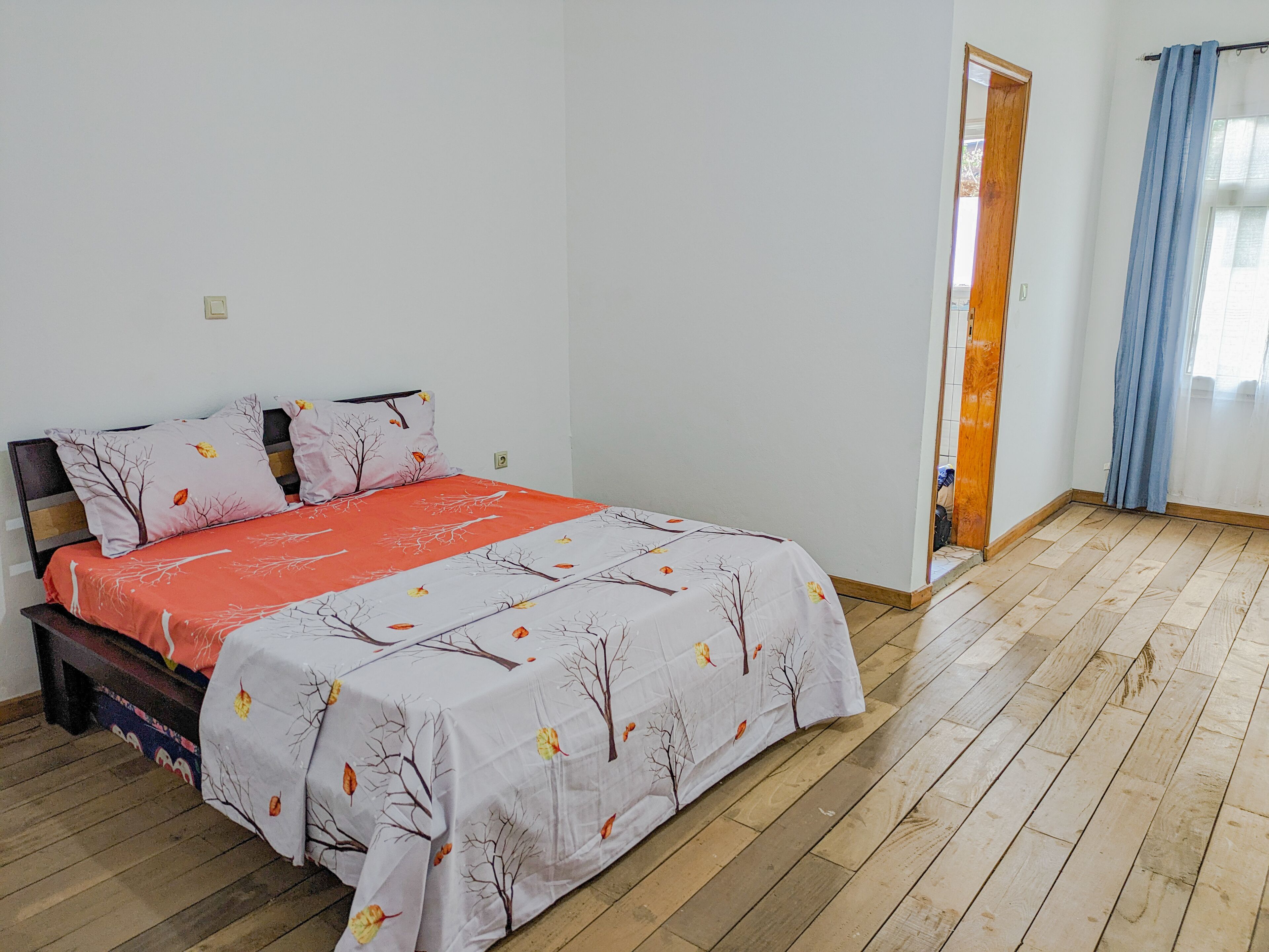 3 chambres, coffres-forts dans les chambres, fer et planche à repasser