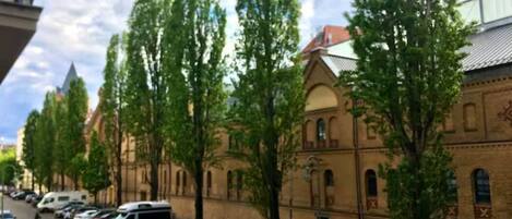 Parkplätze auf dem Gelände