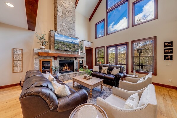 Smart-TV, Kamin, Bücher, Arbeitsbereiche