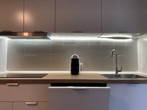 Kühlschrank, Mikrowelle, Herdplatte, Geschirrspüler