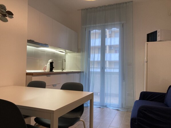 Geladeira, micro-ondas, cooktop, lava-louças