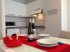 Kühlschrank, Mikrowelle, Herdplatte, Wasserkocher mit Kaffee-/Teezubehör