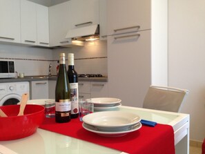 Kühlschrank, Mikrowelle, Herdplatte, Wasserkocher mit Kaffee-/Teezubehör