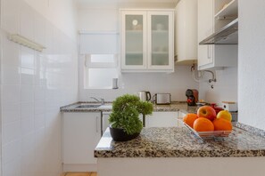 Kjøleskap, mikrobølgeovn, kokeplater og kaffetrakter/tekoker