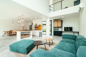 Villa, 2 chambres | Coin séjour | Télévision LED