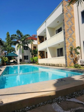 Una piscina al aire libre