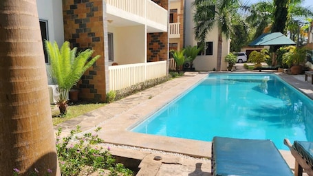 Una piscina al aire libre
