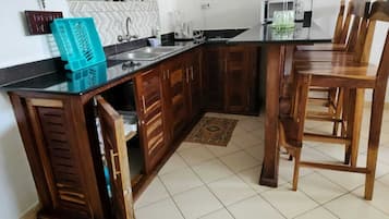 Refrigerador, microondas y utensilios de cocina