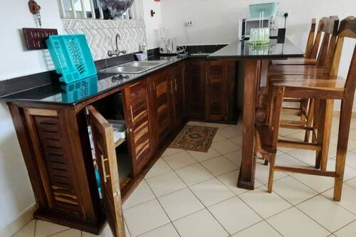 Kühlschrank, Mikrowelle, Kochgeschirr/Geschirr/Besteck