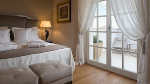 Une chambre d’hôtel avec un lit, une lampe de chevet, une fenêtre avec des rideaux et une vue sur l’extérieur.