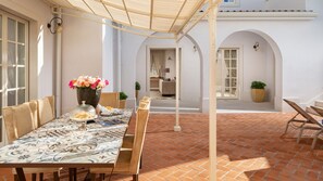 Outdoor dining - Villa Costanza by Villas Guide (Tar)