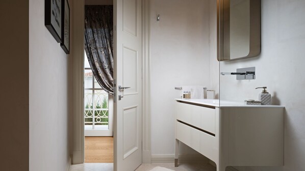 Suihku, hiustenkuivaaja, pyyhkeet