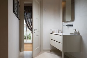 Een douche, een haardroger, handdoeken